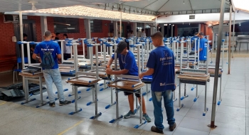 Educação reforma quase 25 mil conjuntos de mesas e cadeiras escolares da rede pública